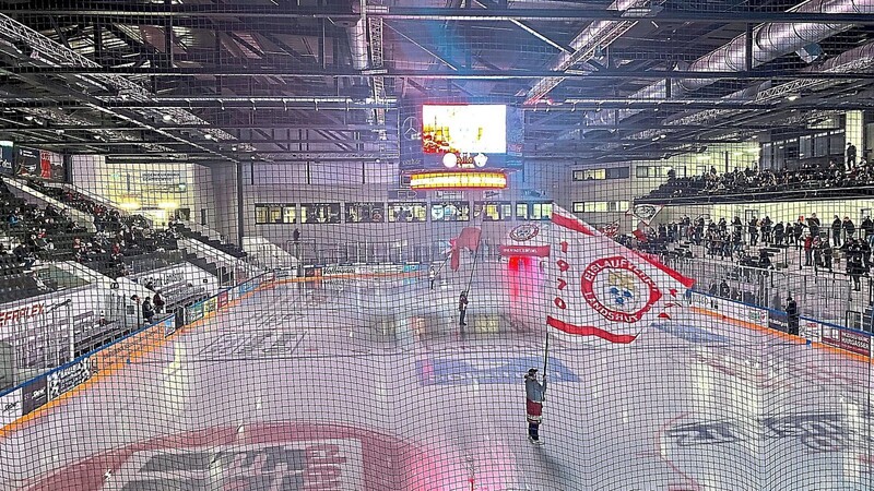 Heute heißt das vor einigen Jahren generalsanierte Landshuter Eisstadion "Fanatec-Arena".