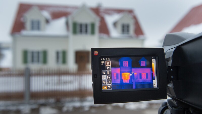 Mit einer Wärmebildkamera lassen sich undichte Stellen an Häusern schnell erkennen. Wer beim Heizen Energie und CO spart, soll belohnt werden. 2