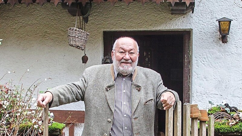 Wolfgang Folger vor seinem Haus in der Rohrmühle. Er ist leidenschaftlicher "kultureller Türöffner" im wahrsten Sinne des Wortes.