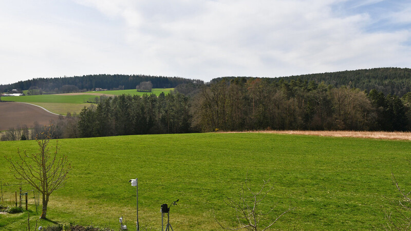 Blick über das Messfeld der Wetterstation Eggerszell nach Südwesten bei freundlichem Frühlingswetter am 26. März. Unten mittig sind die Wettersensoren zu sehen.