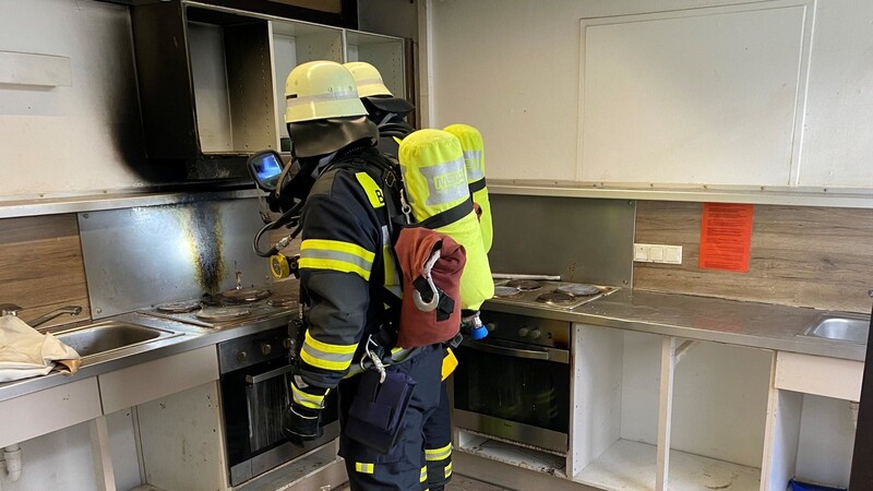 Unter Atemschutz untersuchen Aktive der Feuerwehr Bad Kötzting den vom Brands betroffenen Bereich.