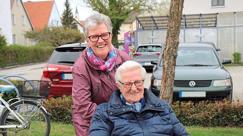 Mutter und Tochter: Monika Obermaier (hinten) besucht ihre Mama Notburga jeden zweiten bis dritten Tag im Altdorfer Johannesstift - so eine Fürsorge erleben die wenigsten Bewohner des Heims, erzählen Mitarbeiter.