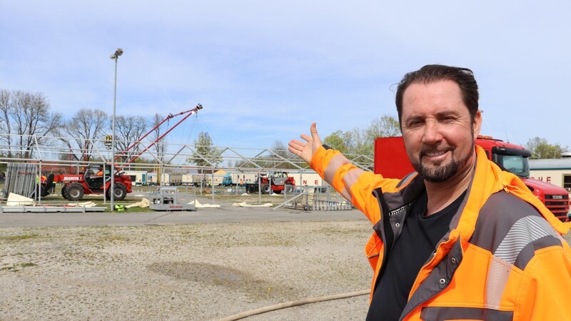 Zirkusdirektor und Raubtierlehrer Martin Lacey zeigt, wo das Zelt aufgebaut wird. Darin finden in Landau pro Vorstellung rund 2 500 Menschen Platz