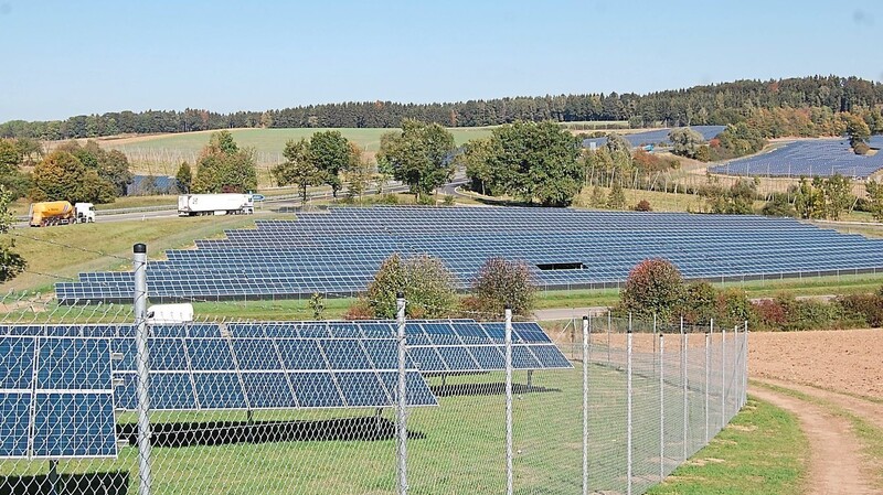 Solarstromproduktion soweit das Auge reicht. Entlang der Autobahn bei Oberempfenbach sind in der Vergangenheit große Flächen mit Photovoltaik-Freiflächenanlagen entstanden.