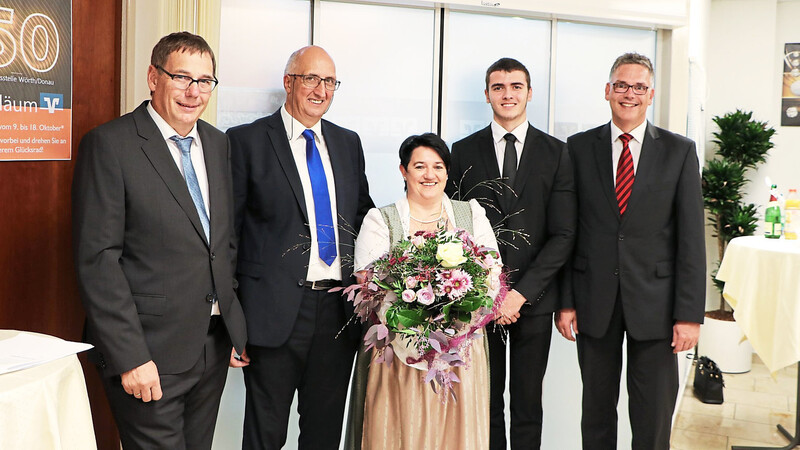 Edmund Wanner (von links), Walter Wierer, Ramona Wagner, Maximilian Kern und Norbert Herten freuten sich über das 50-jährige Bestehen der Volksbank in Wörth.