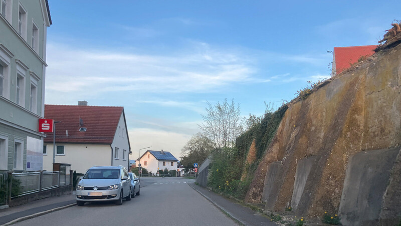 Die Sanierung der Attinger Hauptstraße im Ortskern (links Bürgerhaus Alte Schule) mit der maroden Friedhofmauer (rechts) ist Bürgermeister Robert Ruber ein Anliegen. Die Gemeinde wird sich erneut um Fördergelder bewerben.