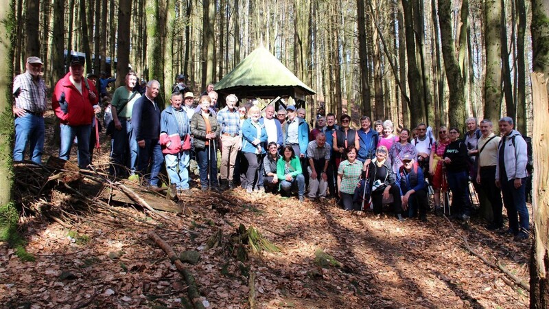 Mit einer rekordverdächtigen Abordnung mit nahezu 100 war der Further Waldverein zum Böhmischen Brunnen gekommen.
