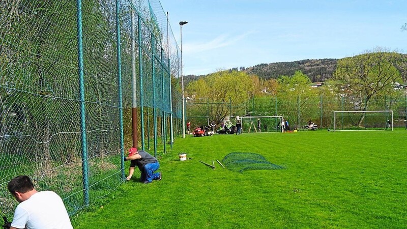 Der stabile Ballfangzaun sichert das Spielfeld. Dieser ist 250 Meter lang und fünf Meter hoch.