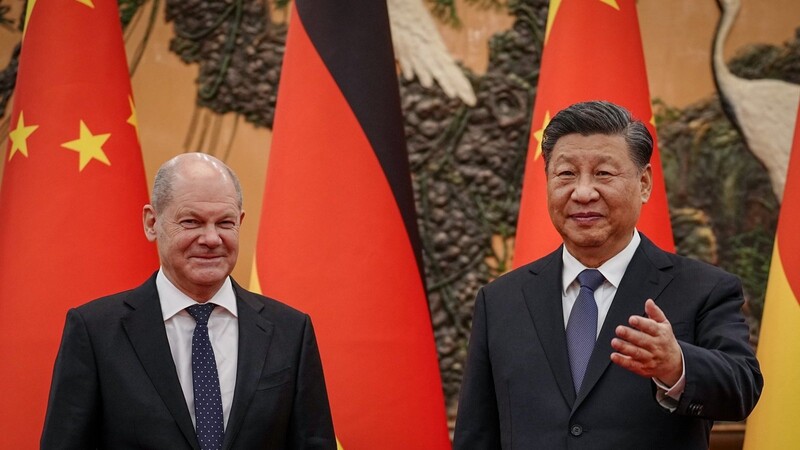 Bundeskanzler Olaf Scholz (l.) war zuletzt im November 2022 in Peking. Damals wurde er auch von Präsident Xi Jinping empfangen.