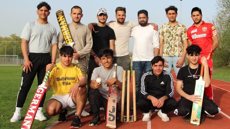 Die Cricket-Kumpels mit Kapitän Chand Faisal (stehend, 3.v.r.) stammen überwiegend aus Pakistan und Afghanistan. Sie freuen sich über Mitspieler, die mehr über die Regeln erfahren oder beim Training reinschnuppern wollen.