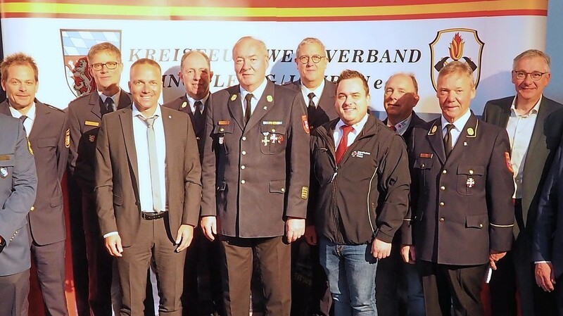 Kreisbrandrat Josef Kramhöller mit den Gastrednern und den Partnern von Polizei, Rettungsdienst und Politik.