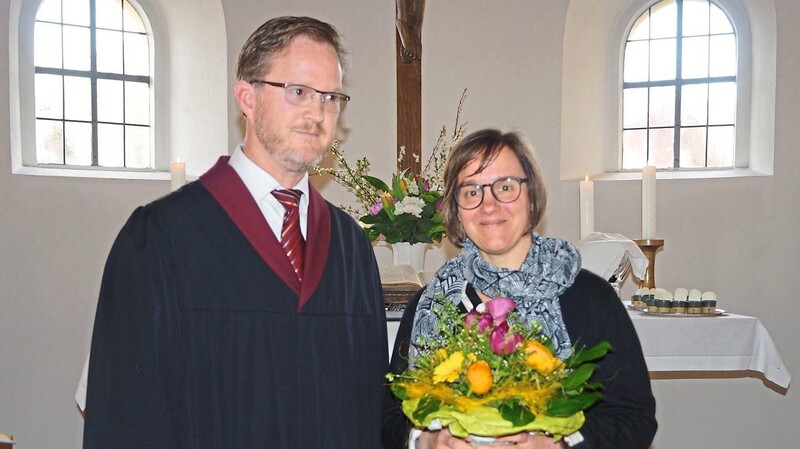 Mit Blumen heißt Kirchenvorstand Andreas Förster die neue Pfarrherrin willkommen.