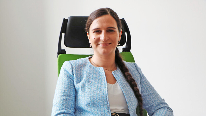 Seit 1. März sitzt Roswitha Hierl in dem grün-schwarzen Chefsessel und leitet die Volkshochschule Regensburger Land - obwohl sie lange Zeit in der Wirtschaftsforschung gearbeitet hat.