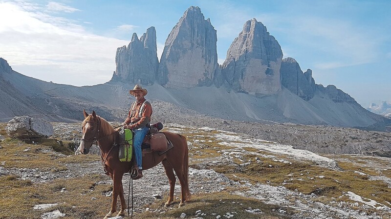 Eine Kulisse wie aus einem Western im Monument Valley: Sigi Brunner mit Fuchsl in den Dolomiten vor den Drei Zinnen.