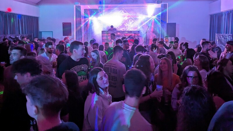 Bis in die Morgenstunden konnten die Gäste auf der Musiknacht feiern: Im Pfarrheim fand die After Show Party statt, bei der DJ Crocs auflegten.