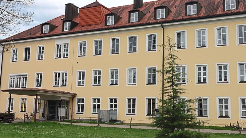 Das Altenheim "Haus Moosburg" im ersten und zweiten Stock des ehemaligen Krankenhauses ist bei den Bewohnern sehr beliebt. Es stehen insgesamt 10 Doppel- und 10 Einzelzimmer für die Senioren am Krankenhausweg 10 zur Verfügung.