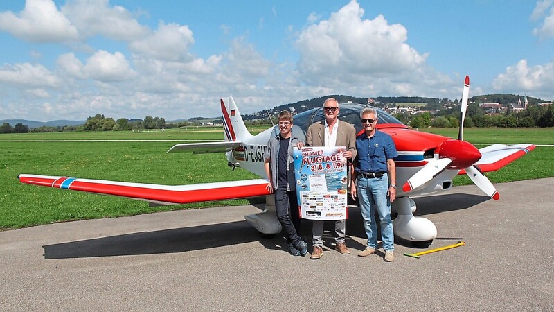 Manuel Meixensperger, Roland Hein und Michael Goldhahn (von links) stellen das Programm der Chamer Flugtage vor.
