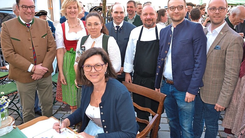Bei ihrem Auftritt in Abensberg trug sich Ilse Aigner auf Bitten von Bürgermeister Bernhard Resch (links) ins Goldene Buch der Stadt ein.