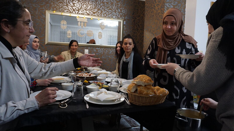 An einem der insgesamt 30 Fastentage treffen sich die türkischen Freundinnen bei Gastgeberin Zehra, um das tägliche Fasten mit gemeinsamen Gebeten und einem Essen zu brechen.