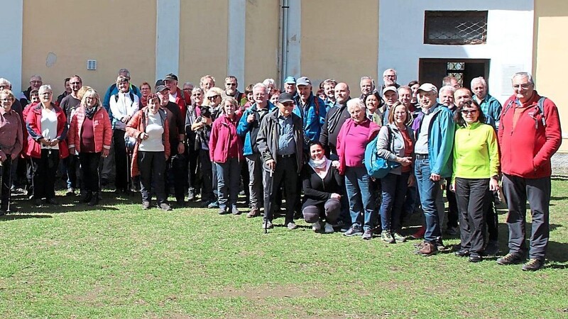 Die Teilnehmer an der Wanderung zum Tannaberg vor der Wallfahrtskirche zusammen mit Václav Bernard und dessen Helferteam.