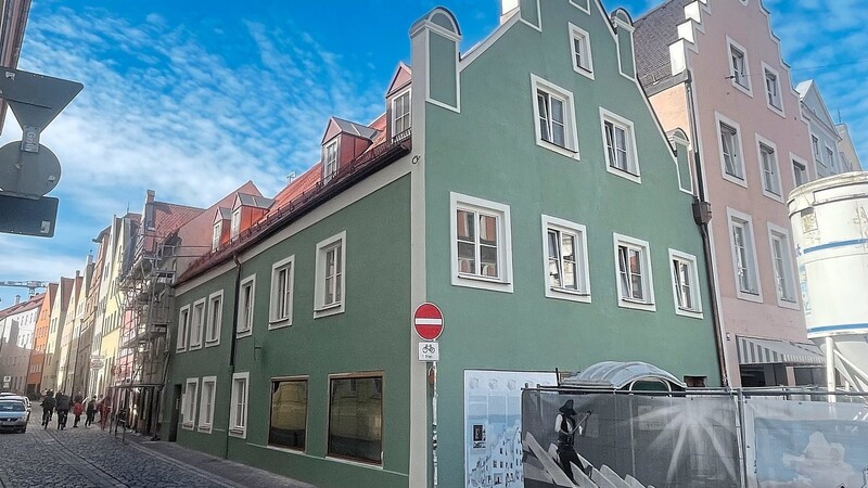 Die Fassade des Hauses an der Ecke Steckengasse/Neustadt ist bereits fertig.  Fotos: Simon Weiterschan