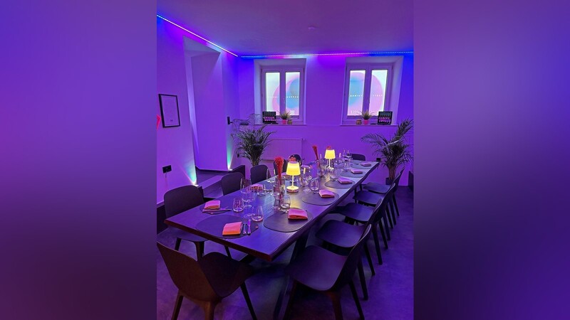 Ein Tisch für zwölf Personen mit freiem Blick auf das Geschehen in der Küche: Die neue Location lädt zu interaktiven Kochabenden ein.