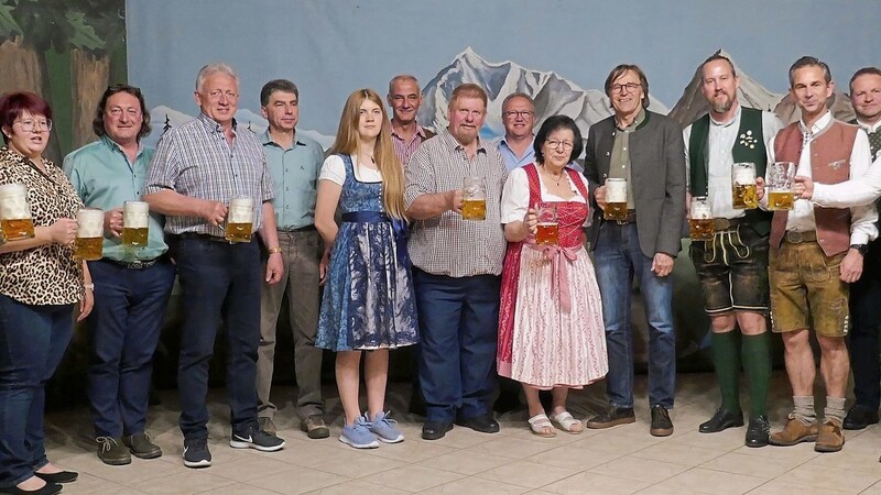 Anneliese und Sepp Zens mit Enkeltochter Katharina sowie den Vertretern der Gemeinde mit Bürgermeister Hans Luger (5. von rechts) sowie den Vertretern der Brauerei mit Brauereidirektor Ferdinand Freiherr von Aretin (auf der rechten Seite).