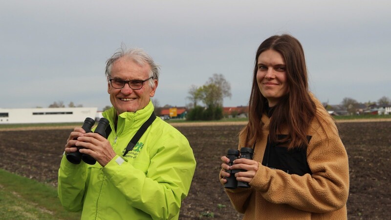 Franz Meindl, BN-Ortsvorsitzender in Landau, und Susanna Hanke vom Landschaftspflegeverband liegt der Schutz von Kiebitzen am Herzen. Mit Ferngläsern machen sie sich auf einem Feld bei Waibling (Gemeinde Pilsting) auf die Suche nach der stark gefährdeten Vogelart.