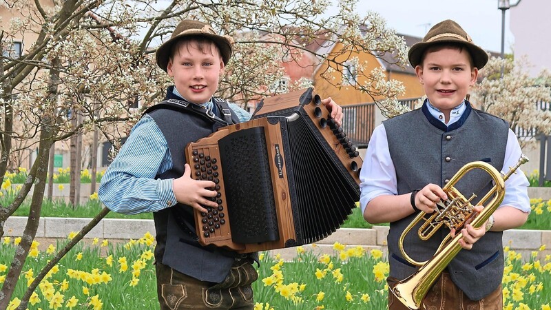 Leo Winkler aus Raubersried, neun Jahre jung, (links) und Fabian Dietl aus Stamsried, zehn Jahre jung, sind das Duo "Leo und Fabian". Mit Steirischer und Trompete sind sie nicht nur zu Gast bei so manchem Musikantenstammtisch, sondern auch gefragte Musikanten bei Festen und Feiern.