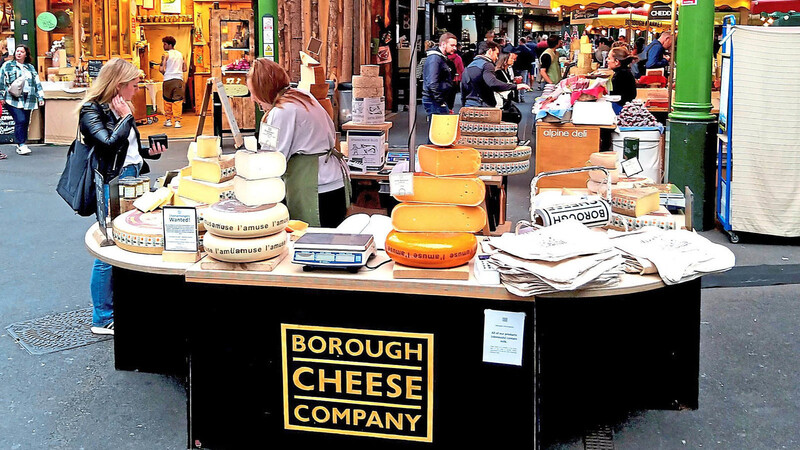 Schmelztiegel der Gaumenfreuden: Käsestand am Londoner Borough Market, wo von Käse, Fleisch, Obst und handgemachter Schokolade bis zu Obst und Gemüse alles zu finden ist, was das Herz begehrt.