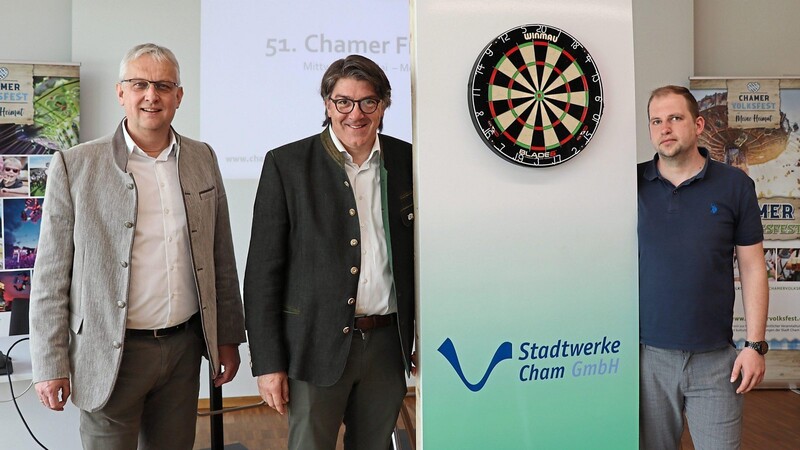 Platzwart Stefan Raab und Christian Plötz, Vorsitzender des Chamer Volksfestvereins, stellen das Programm für das Frühlingsfest vor. Mit dabei ist Tim Haberl, der sich um das Dart-Turnier kümmert.