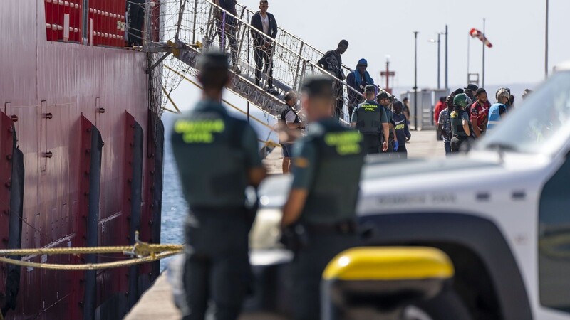 Migranten kommen in einem Boot des spanischen Seerettungsdienstes SASEMAR in Puerto del Rosario an. Das EU-Parlament wird an diesem Mittwoch aller Voraussicht nach endgültig die Reform des Gemeinsamen Europäischen Asylsystems beschließen. Die Reform sieht eine deutliche Verschärfung der Migrationspolitik vor.