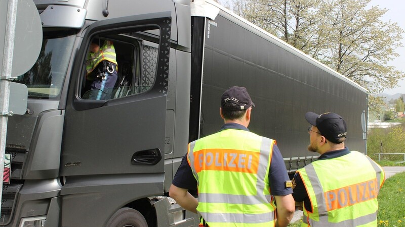 Auch auf die Lastwagen-Kontrolle haben sich Polizisten spezialisiert: Die kann bis zu einer halben Stunde dauern.