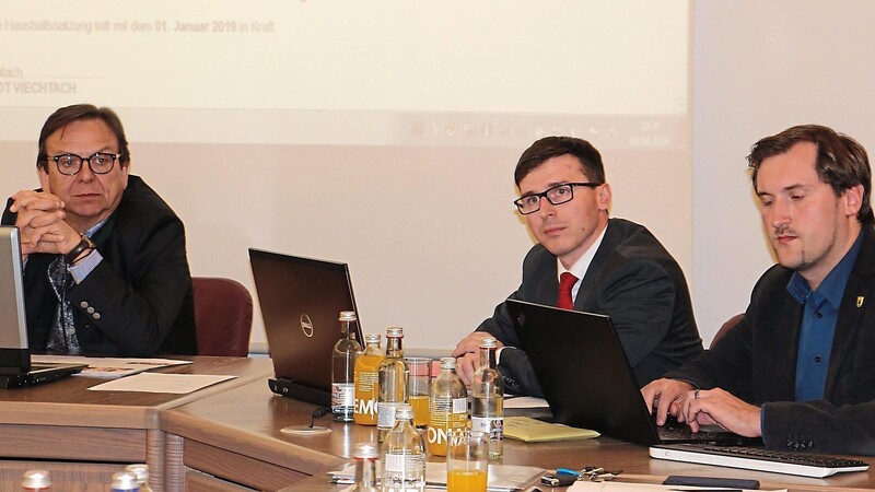 Bürgermeister Franz Wittmann (v.li.), Kämmerer Matthias Wittmann und Geschäftsleiter Markus Jungwirth bei der Haushaltssitzung am Montagabend.
