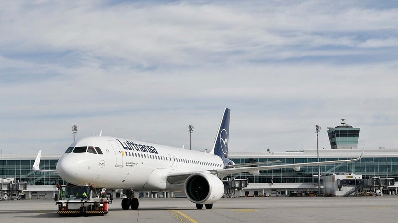 Ein A320neo der Lufthansa vor dem Satellitenterminal: Laut Bürgerverein könne ein emissionsfreies/emissionsarmes Schleppen der Flugzeuge zu einer Reduzierung der Ultrafeinstaubwerte beitragen.