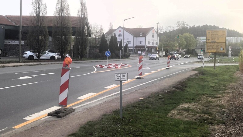 Kurz vor der Kreuzung Rachelstraße/Waldmüncher Straße ist vorerst provisorisch eine Querungshilfe für Fußgänger entstanden.