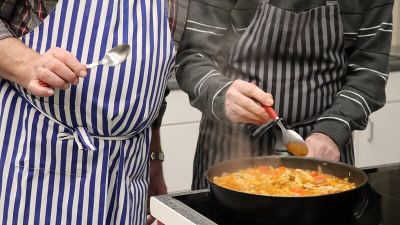 "Männer sollten kochen können", findet einer der Teilnehmer des Kurses. Außerdem sei das Werkeln in der Küche unterhaltsam.