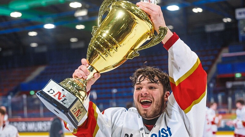 Wer strahlt heller - der DNL-Pokal oder das Siegerlächeln vom frischgebackenen U20-Meister Finn Serikow?