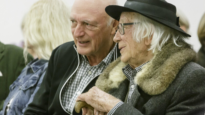 Percy Adlon (links) und Fritz Koenig anlässlich eines Filmabends im Skulpturenmuseum (heute Koenig-Museum), bei dem im Oktober 2015 "Nebenbei hauptsächlich Rösser" gezeigt wurde - Adlons erster von fünf Filmen über Fritz Koenig.