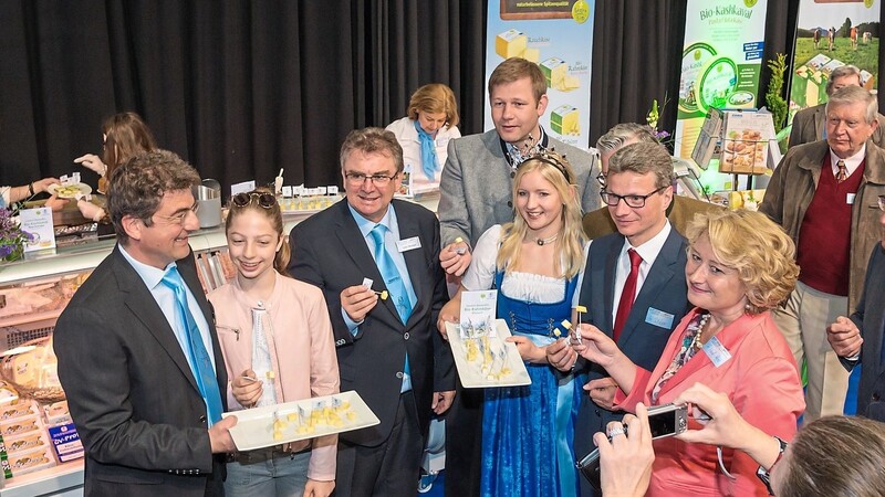 Coronabedingt fiel die IFF 2020 und 2022 aus. Die letzte Innstolz-Frischdienst-Fachmesse fand 2018 statt. Im Bild Innstolz-Inhaber und -Geschäftsführer Florian Leebmann (l.) mit der bayerischen Milchkönigin (Mitte) und neben ihr der damalige Kultusminister Bernd Sibler (2. v. r.).