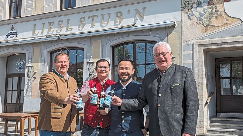 Auf gutes Gelingen stoßen der neue Preysinghof-Pächter Tinh Diep Bui (2.v.r.) und Geschäftsführer Ronnie Bergmann (2.v.l.) mit Brauereichef Holger Fichtel (r) und Gebietsverkaufsleiter Alexander Strobel an.