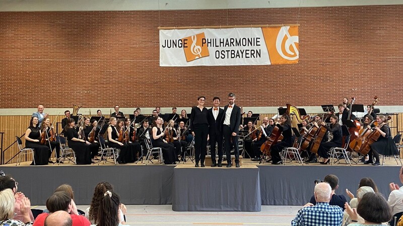 60 junge Musiker der Jungen Philharmonie Ostbayern spielten ein Abschlusskonzert ihrer Probenwoche in der Mehrzweckhalle.