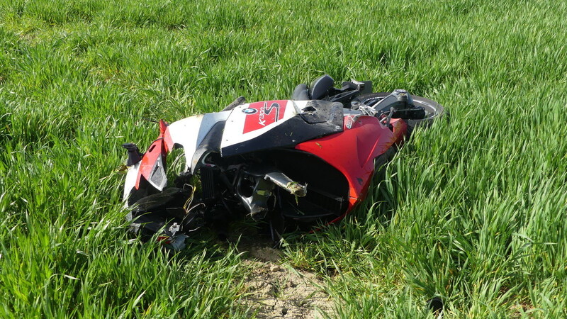 Das Motorrad blieb in einem Feld liegen.