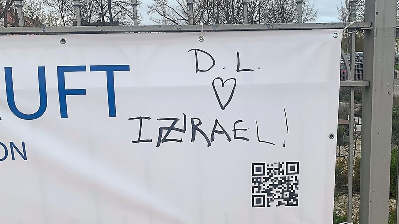 Die Gleichsetzung Israels mit NS-Deutschland, wie hier auf einem Banner in Landshut, kann strafrechtliche Folgen haben.