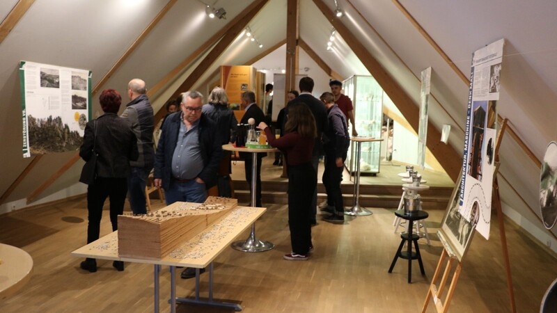 Viele Interessierte kamen am Donnerstagabend in das Alte Rathaus, um der Vernissage der Ausstellung "Nur einen Steinwurf entfernt" beizuwohnen.