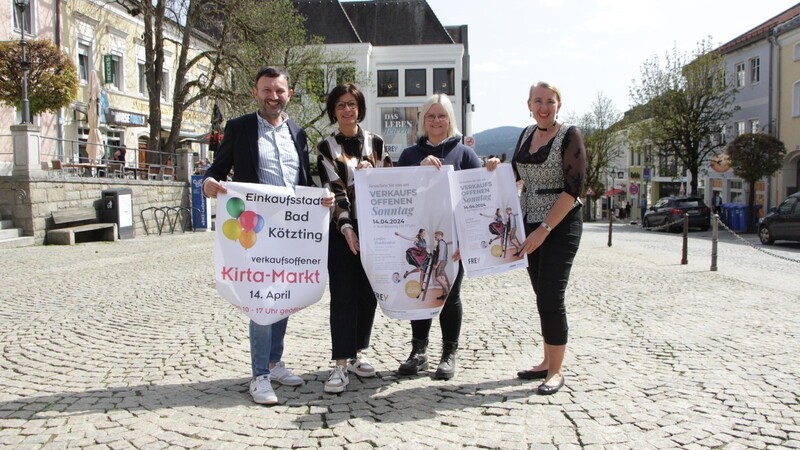 Bürgermeister Markus Hofmann, Maria Bausdorf vom Modehaus Frey, Marktmeisterin Theresa Kuchler und Stadtmarketing-Leitung Carola Höcherl-Neubauer (v. l.) freuen sich auf den Kirta, der unter dem Motto "Pfingsten" steht.