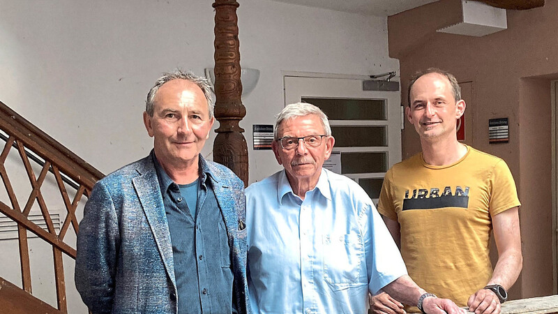 Neurologe Dr. Gerhard Pfeffer mit den Gründern der Selbsthilfegruppe, Thomas Hirsch und Wolfgang Müller (von links)