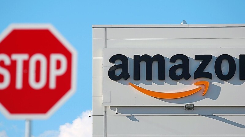 Ein Stoppschild steht vor einem Amazon-Logistikzentrum. Der Markt Langquaid spricht sich gegen die geplante Ansiedlung des Onlinehandelsgiganten bei Rohr/Stocka aus.