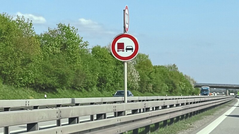 Seit Februar sind die Schilder auf der A 3 in Richtung Regensburg von der Fahrbahn weggedreht, also deaktiviert.