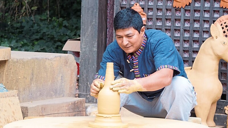 Töpfer Surya zeigt original nepalesische Handwerkskunst.